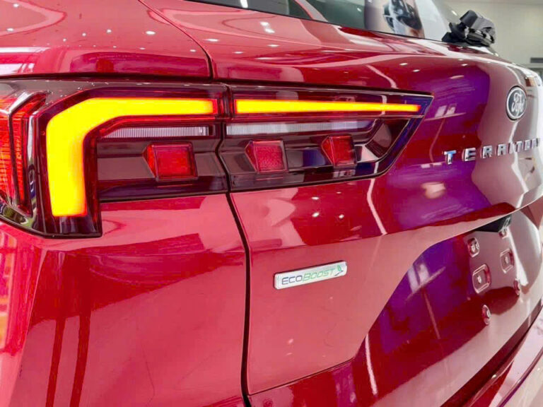 Cụm đèn hậu thiết kế hiện đại cùng hệ thống treo sau độc lập đa liên kết